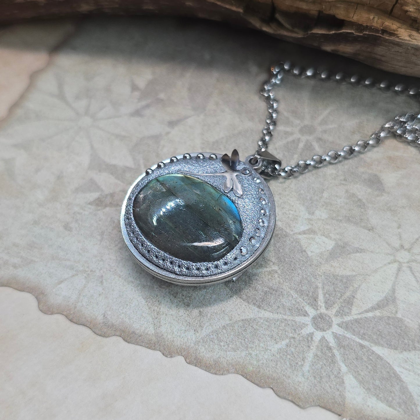 Dvipusis pakabukas su labradoritu ir laumžirgiu