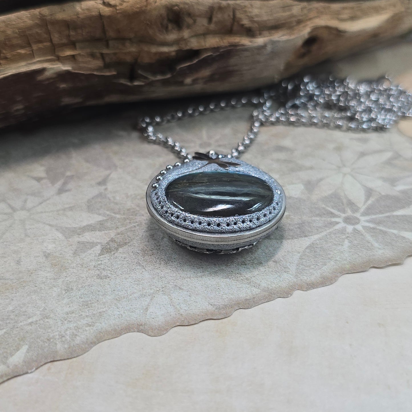 Dvipusis pakabukas su labradoritu ir laumžirgiu