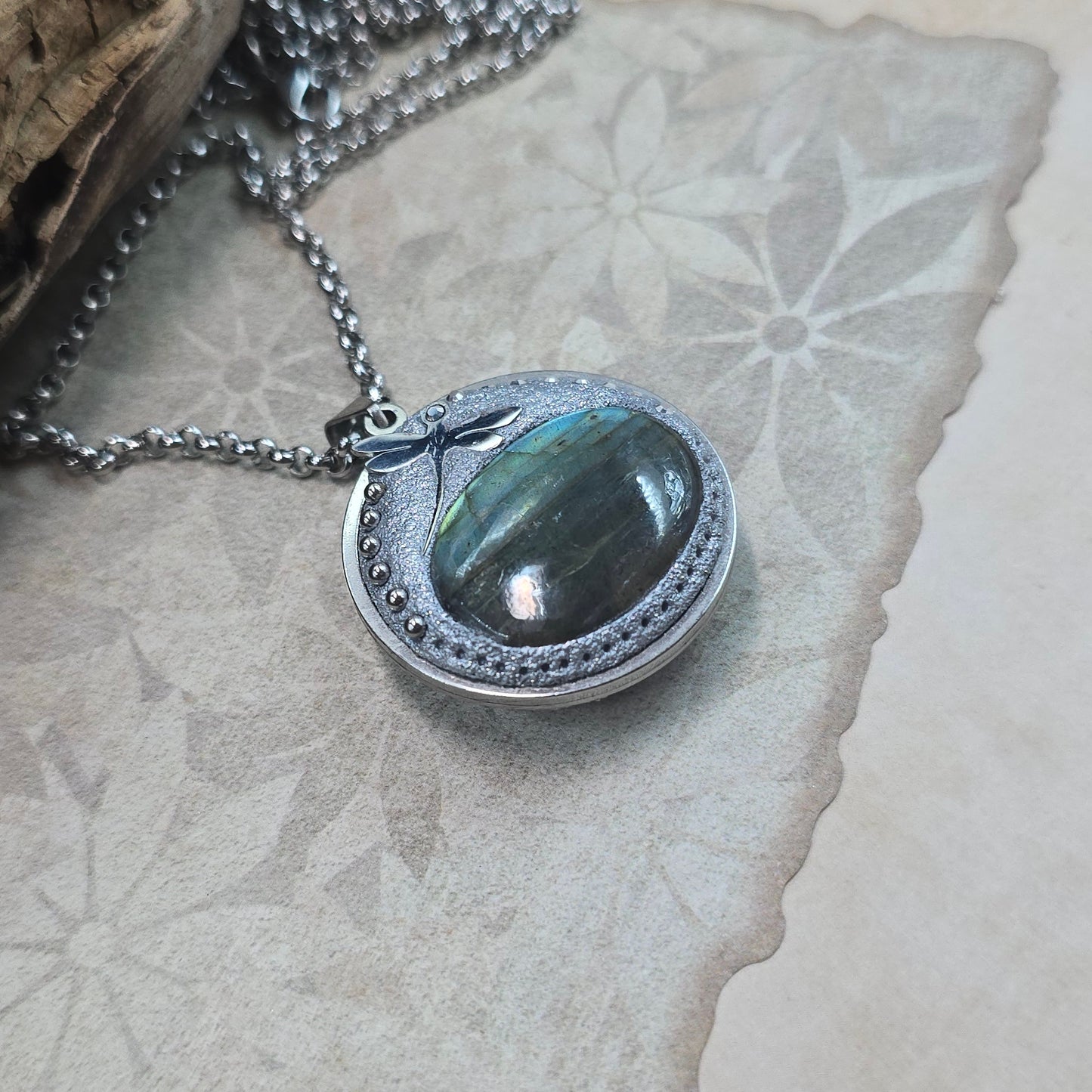 Dvipusis pakabukas su labradoritu ir laumžirgiu