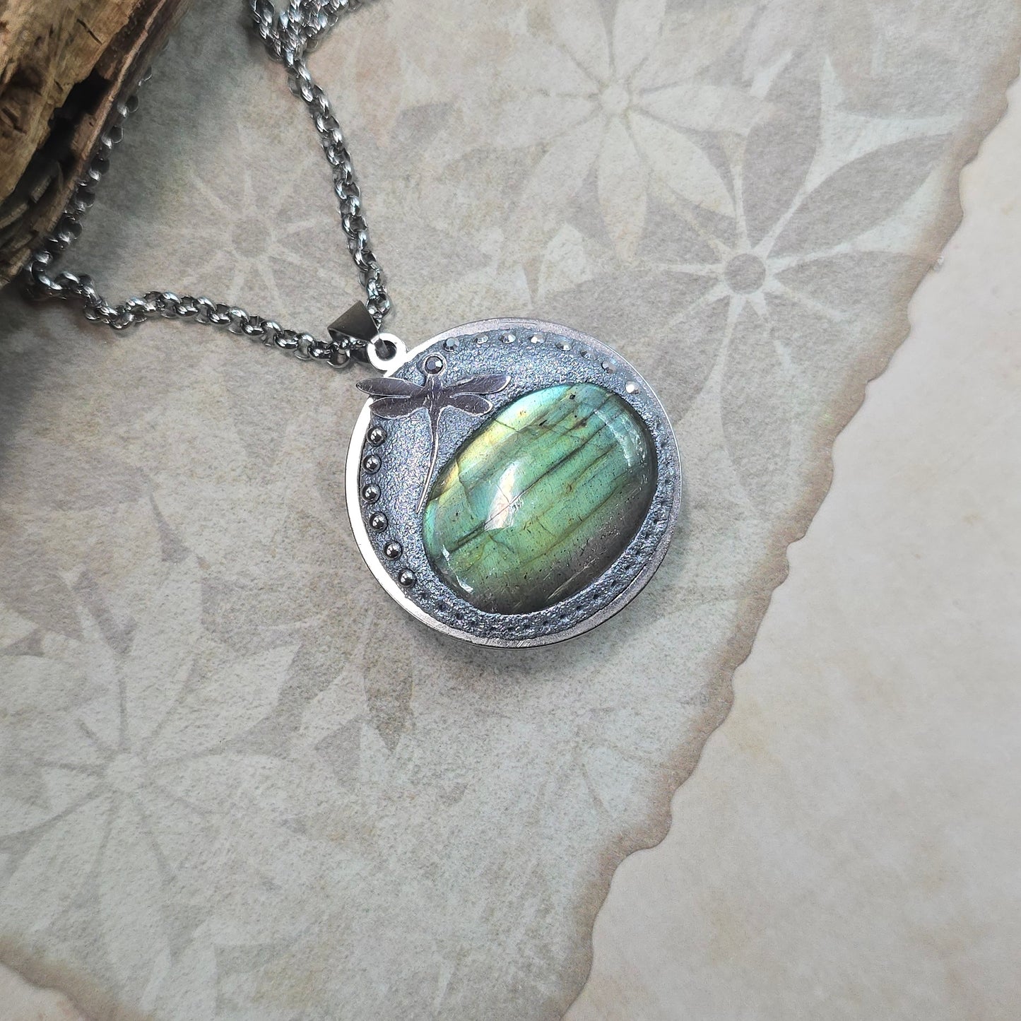 Dvipusis pakabukas su labradoritu ir laumžirgiu