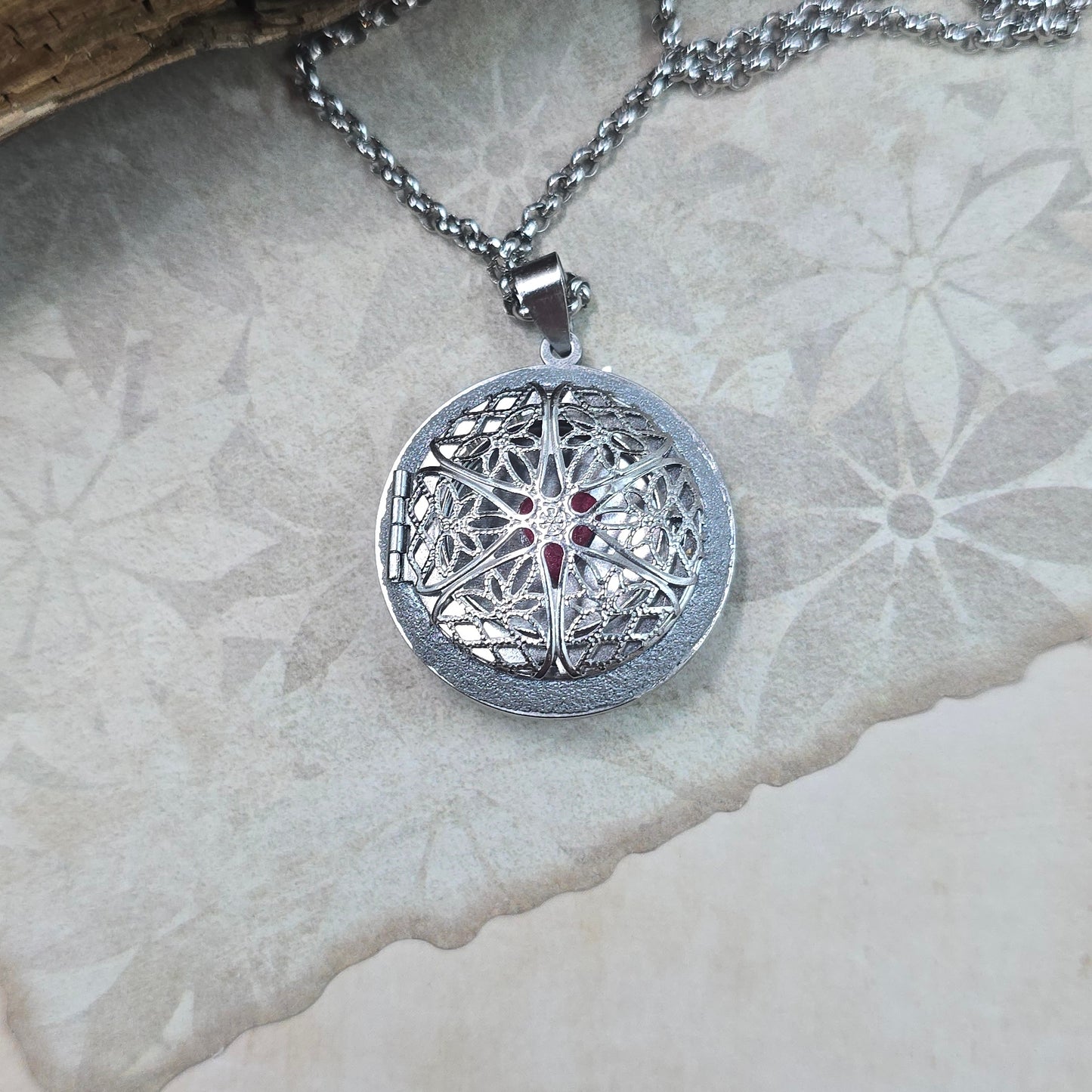 Dvipusis pakabukas su labradoritu ir laumžirgiu