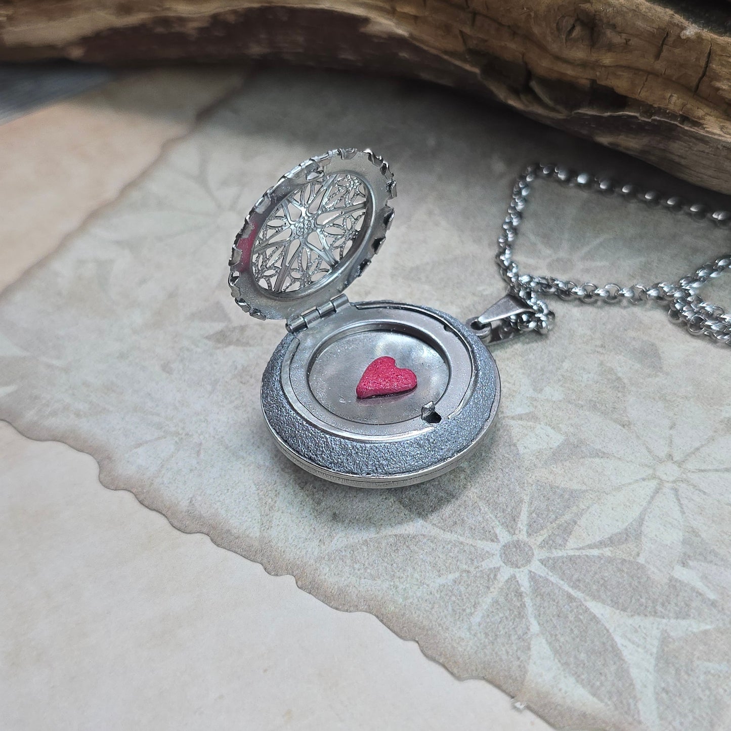 Dvipusis pakabukas su labradoritu ir laumžirgiu