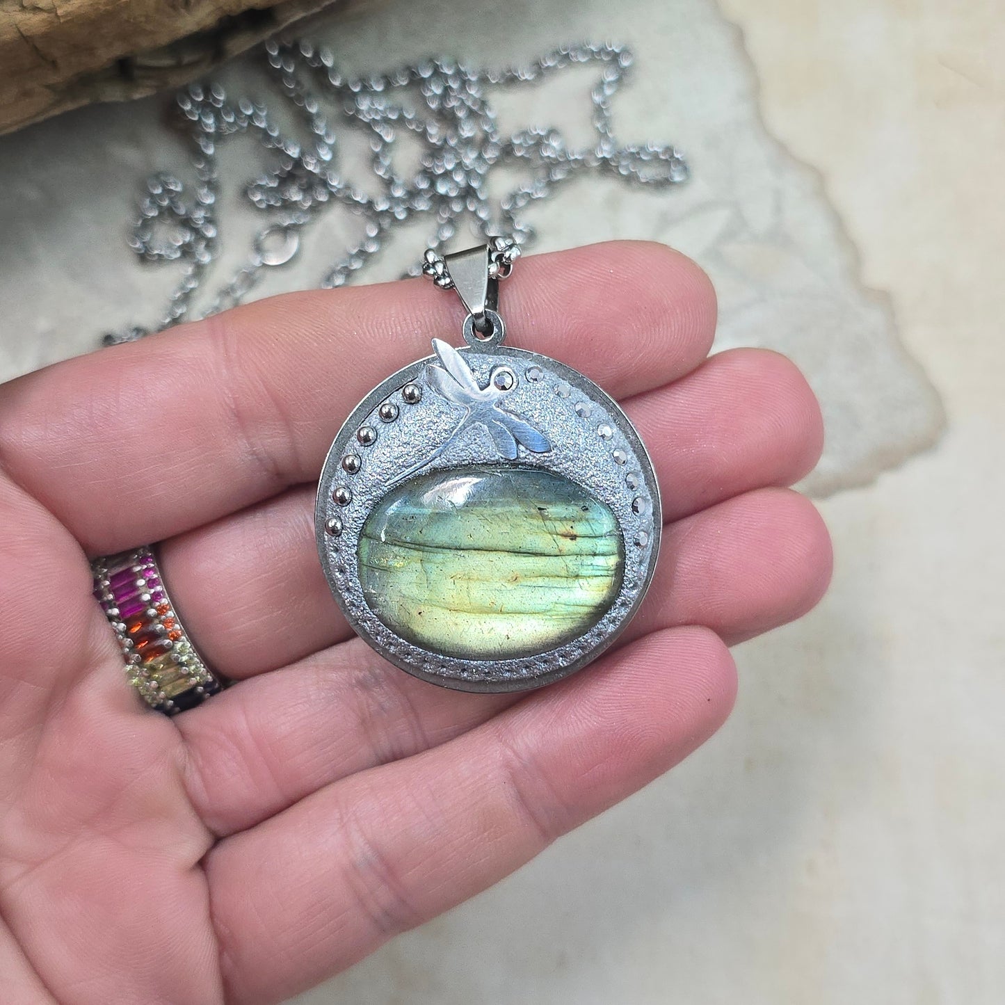 Dvipusis pakabukas su labradoritu ir laumžirgiu