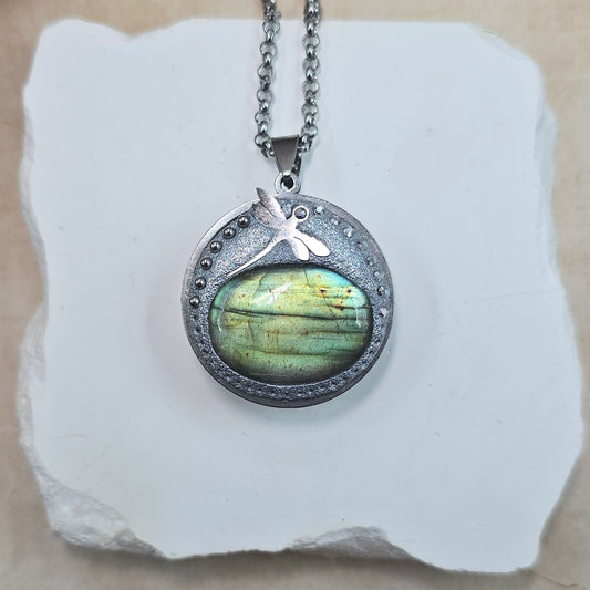 Dvipusis pakabukas su labradoritu ir laumžirgiu