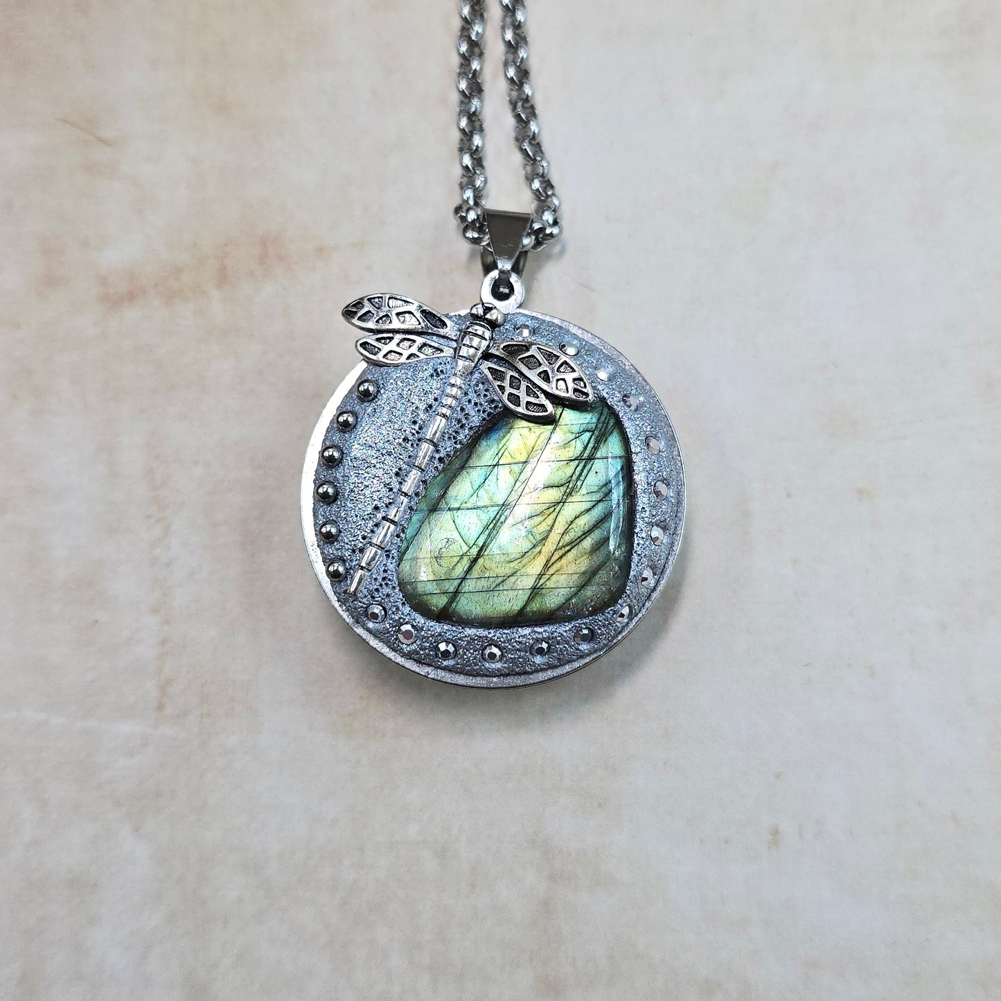 Dvipusis pakabukas su labradoritu ir laumžirgiu