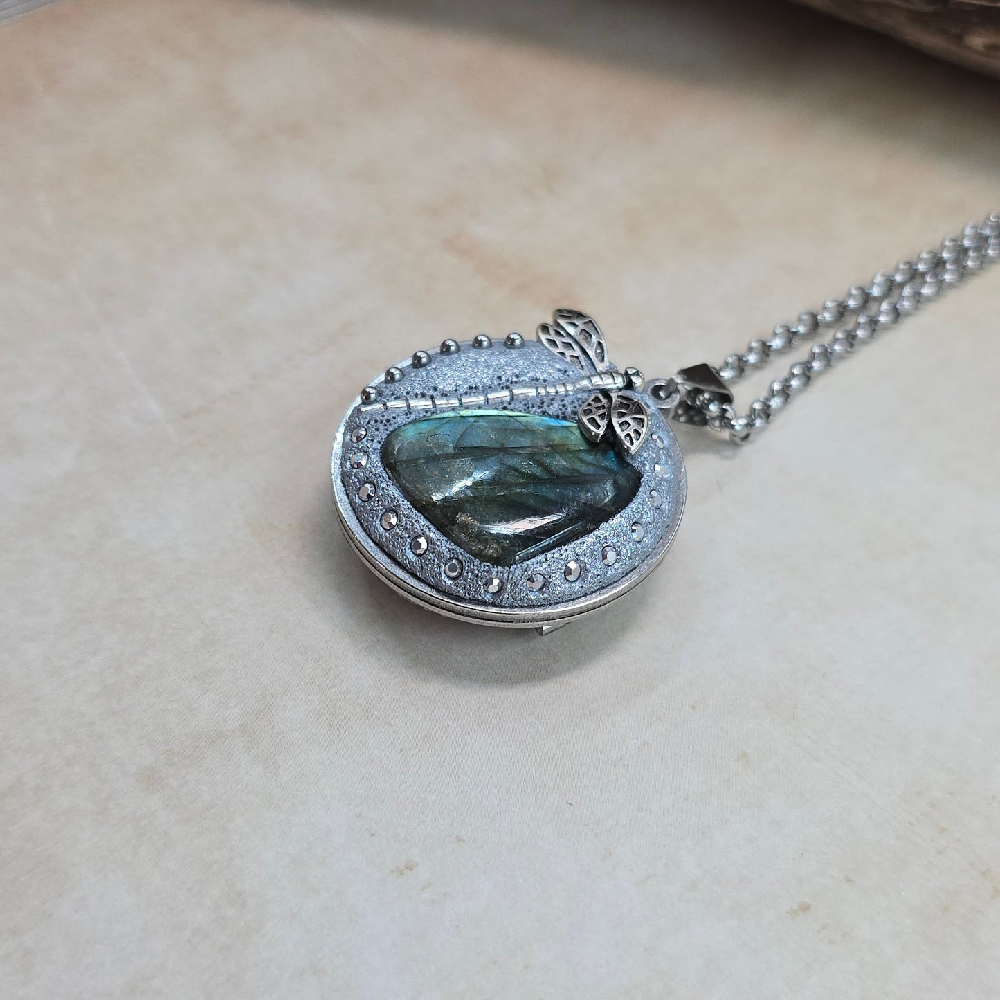 Dvipusis pakabukas su labradoritu ir laumžirgiu