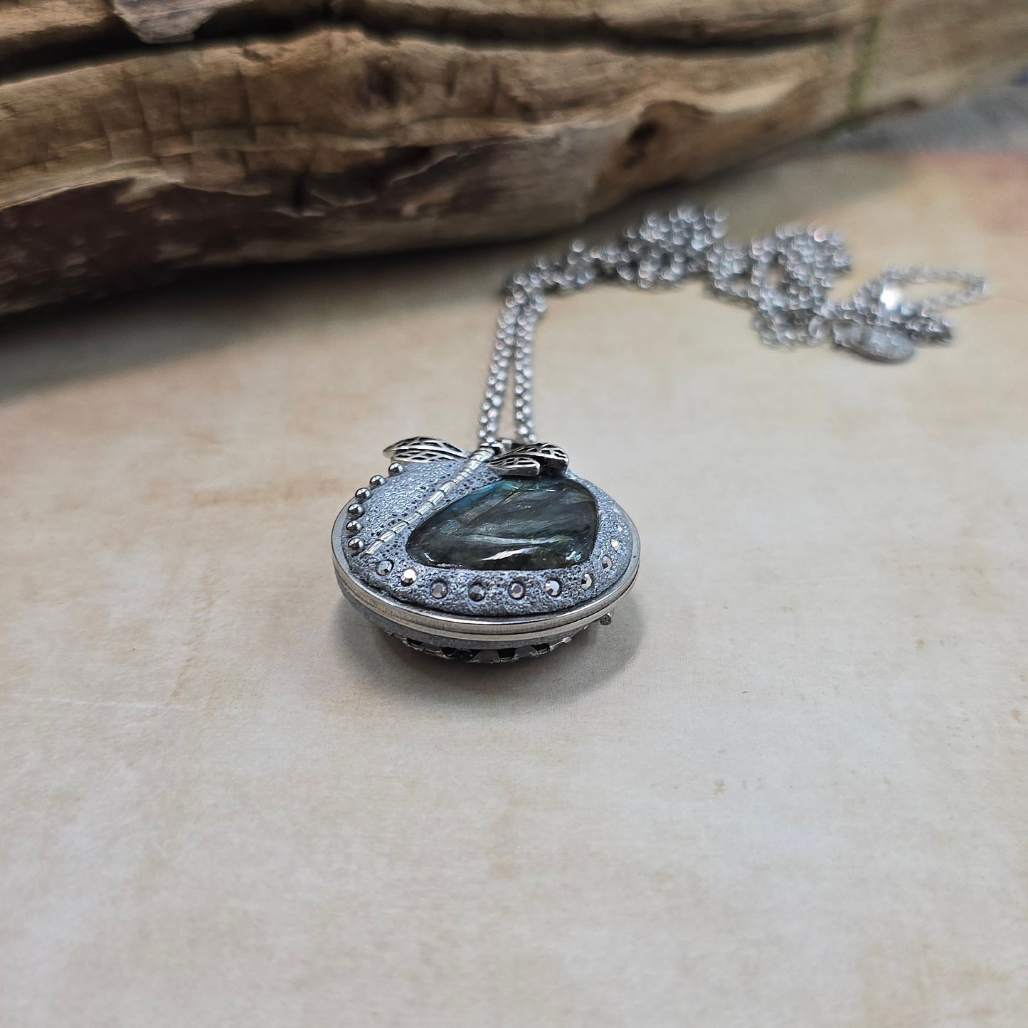 Dvipusis pakabukas su labradoritu ir laumžirgiu