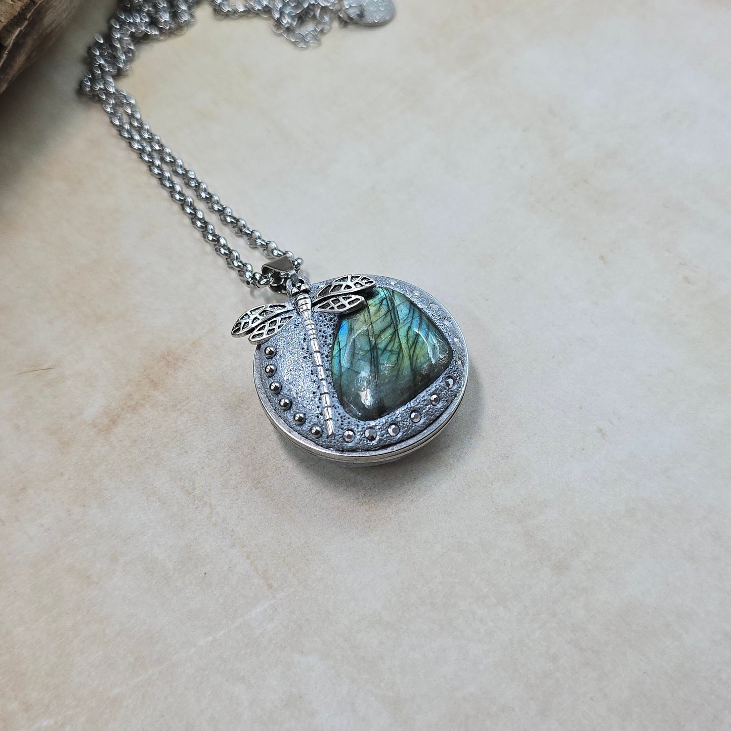 Dvipusis pakabukas su labradoritu ir laumžirgiu