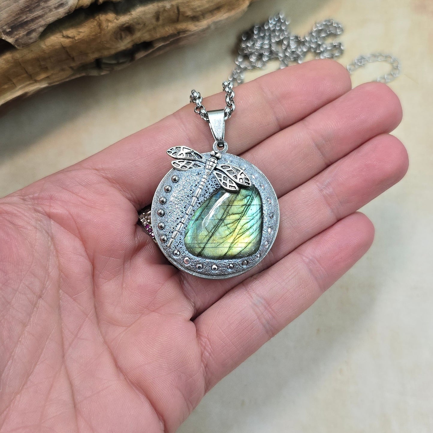 Dvipusis pakabukas su labradoritu ir laumžirgiu