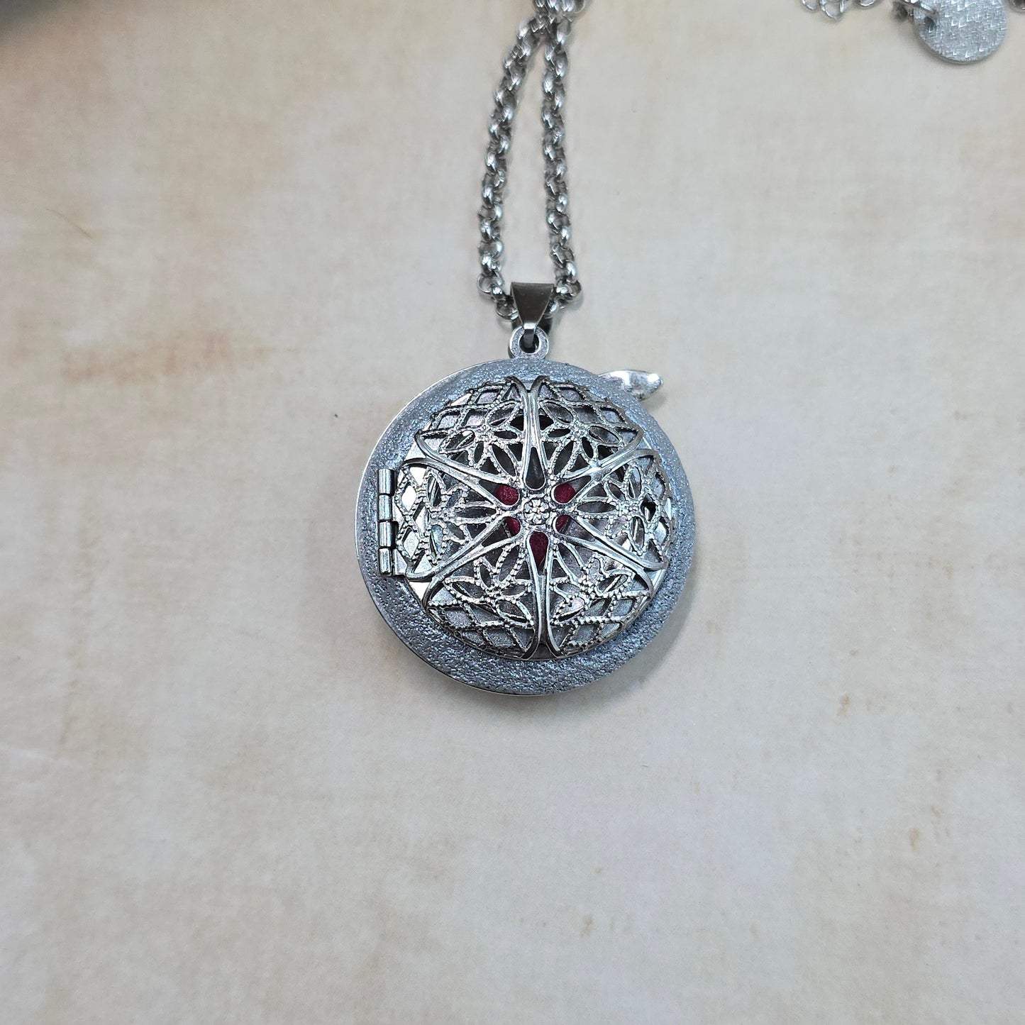 Dvipusis pakabukas su labradoritu ir laumžirgiu