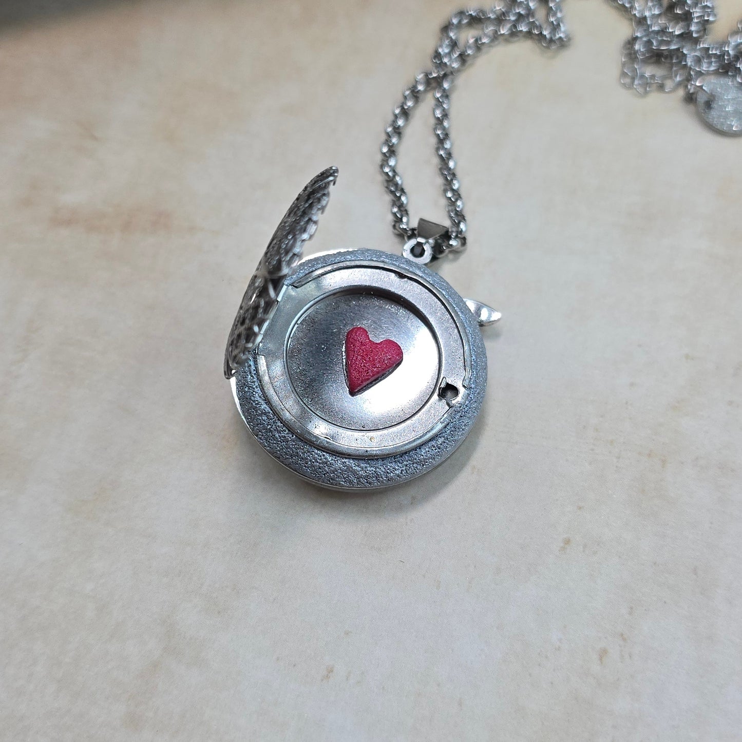 Dvipusis pakabukas su labradoritu ir laumžirgiu