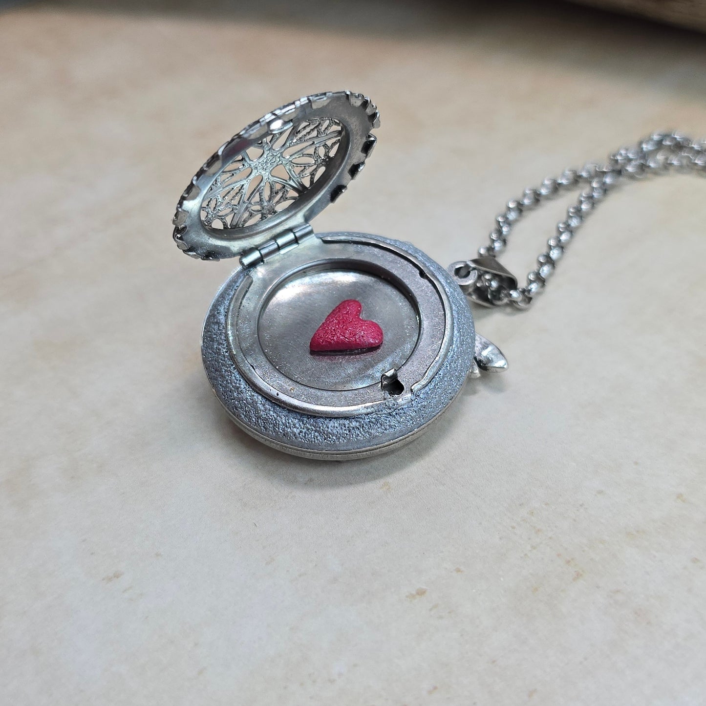 Dvipusis pakabukas su labradoritu ir laumžirgiu