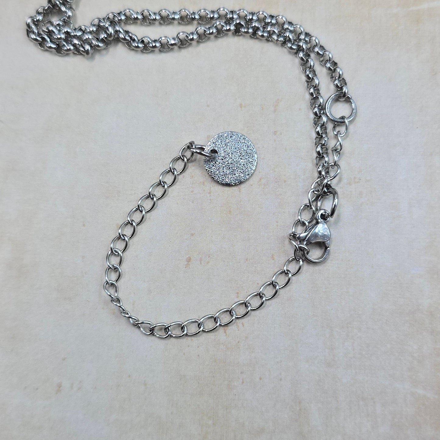 Dvipusis pakabukas su labradoritu ir laumžirgiu