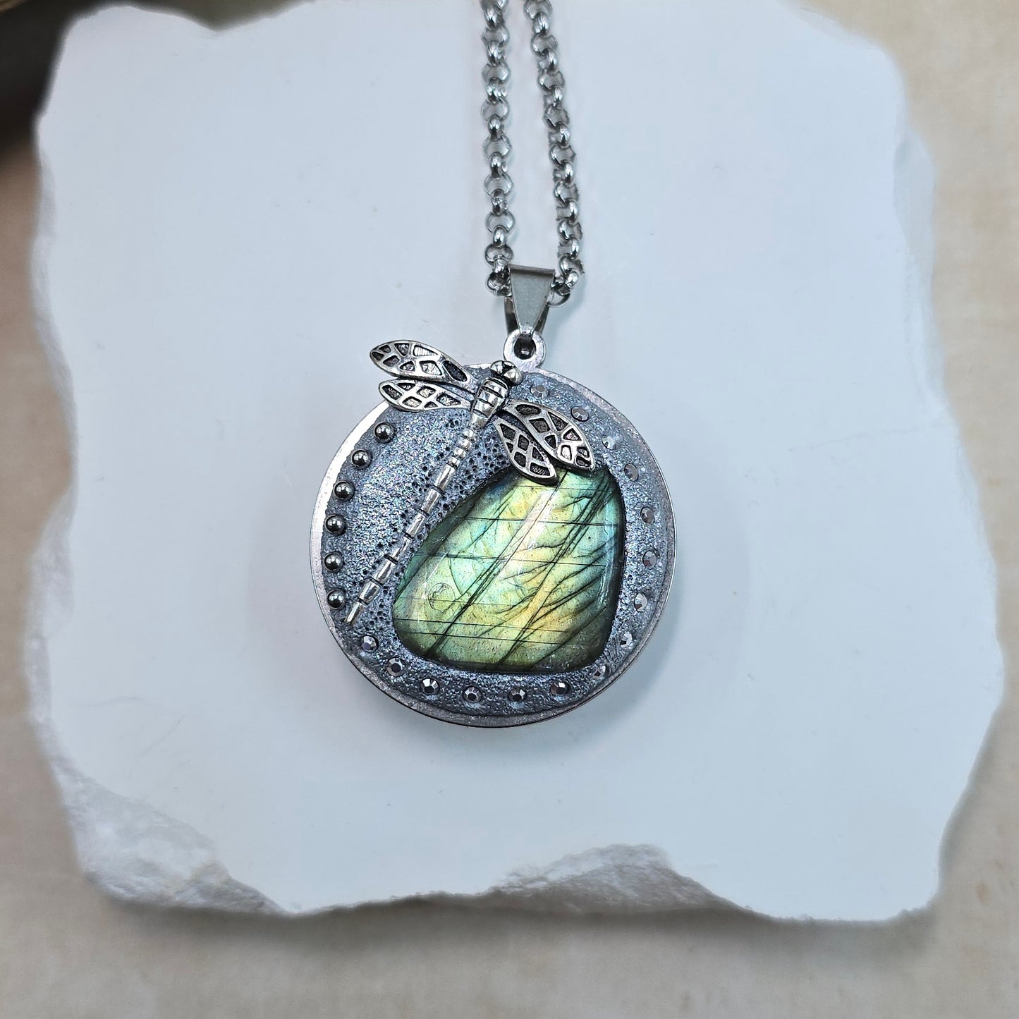 Dvipusis pakabukas su labradoritu ir laumžirgiu