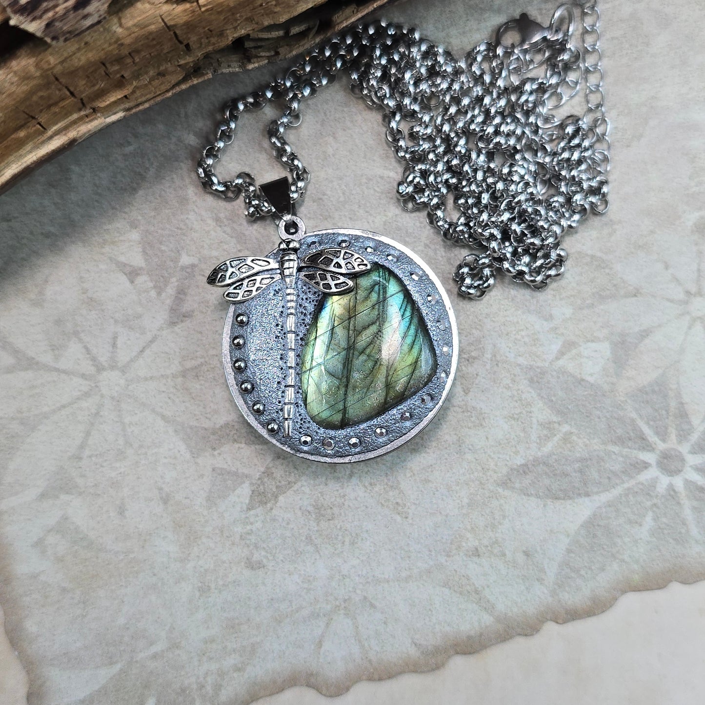 Dvipusis pakabukas su labradoritu ir laumžirgiu