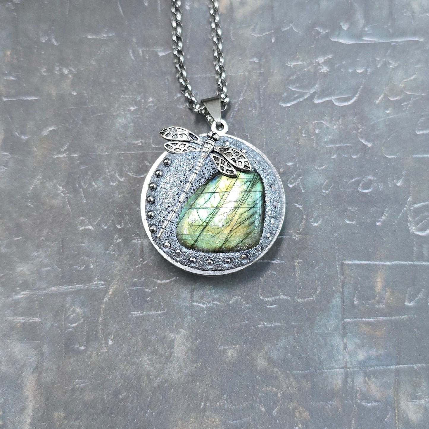 Dvipusis pakabukas su labradoritu ir laumžirgiu