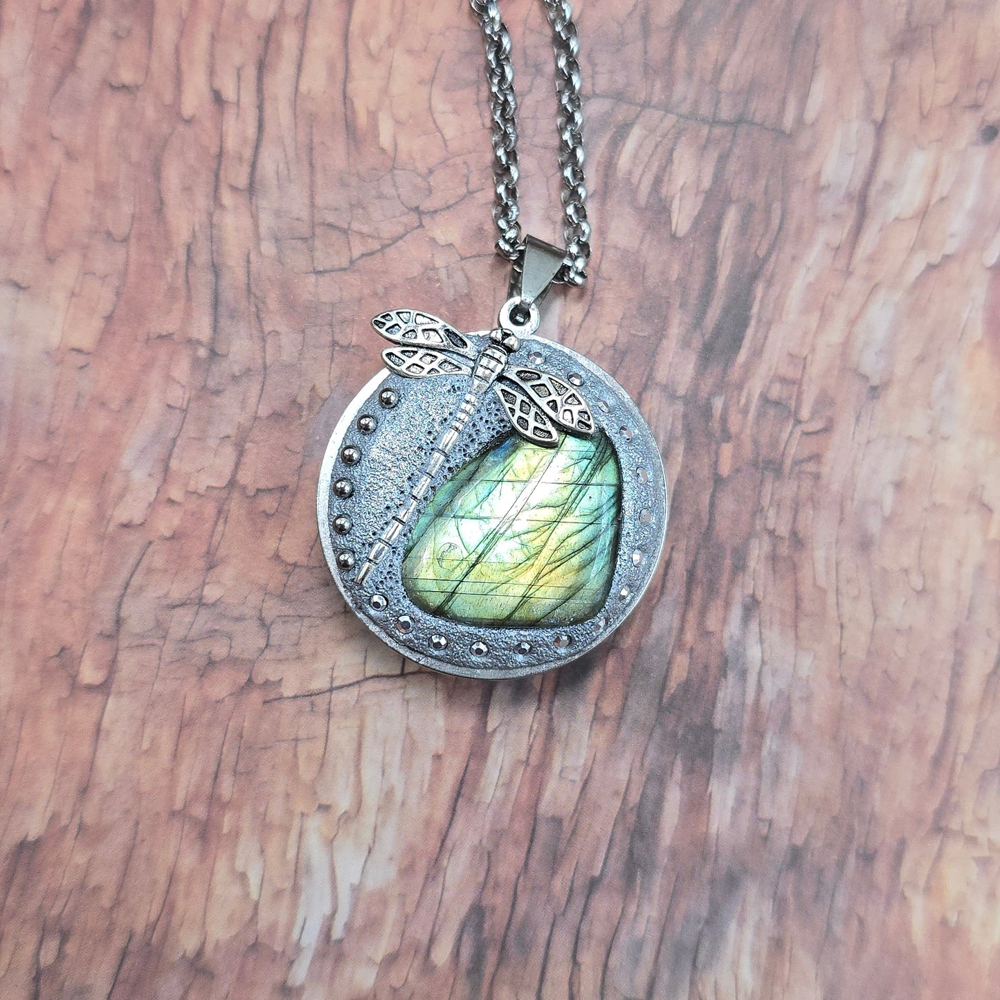 Dvipusis pakabukas su labradoritu ir laumžirgiu