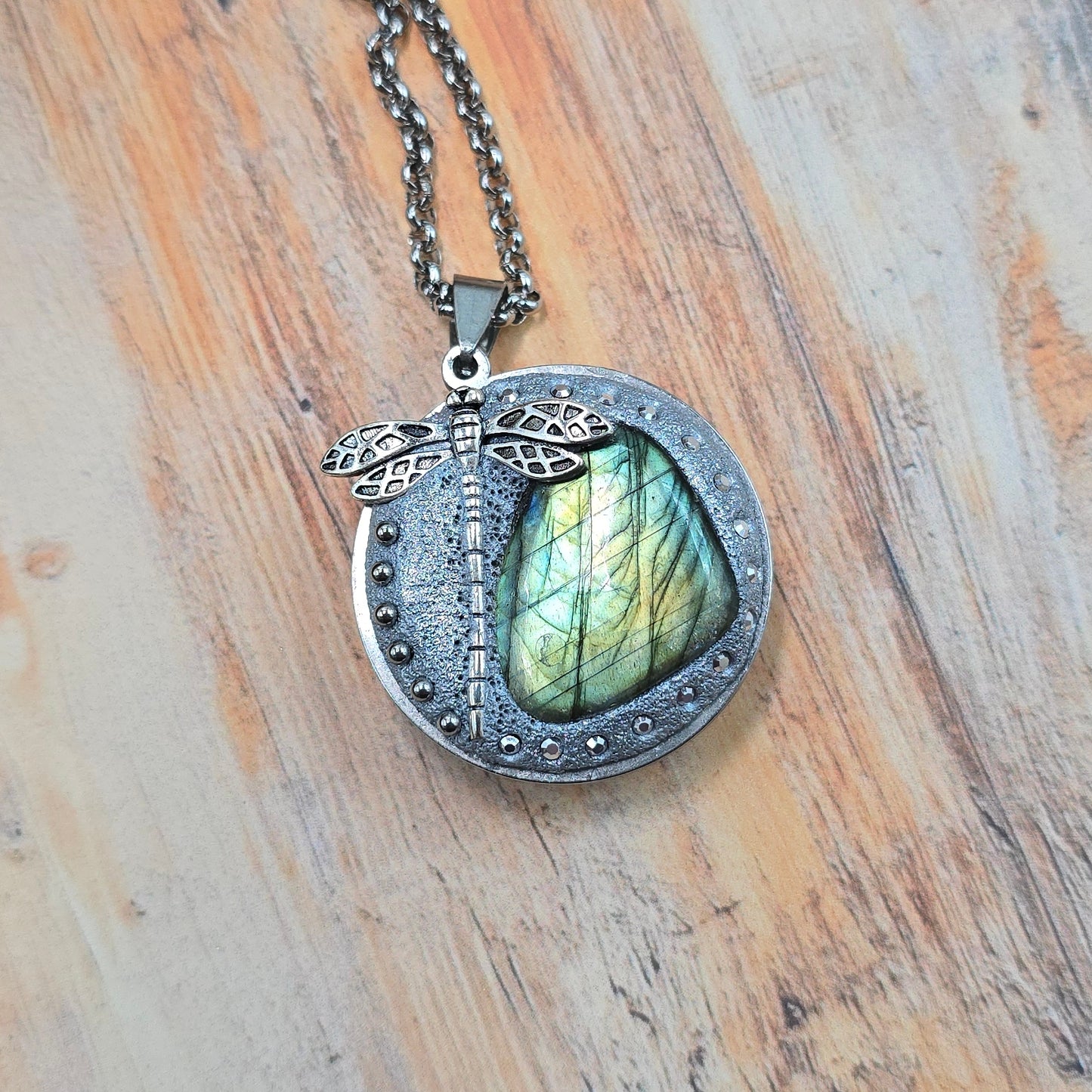 Dvipusis pakabukas su labradoritu ir laumžirgiu