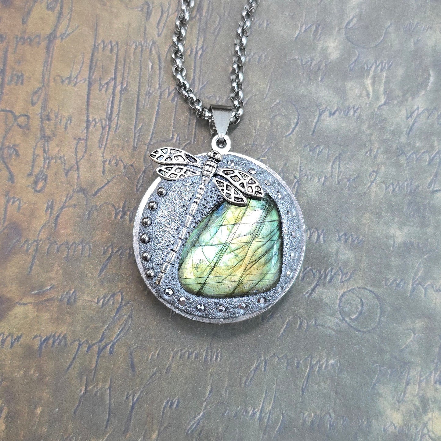 Dvipusis pakabukas su labradoritu ir laumžirgiu