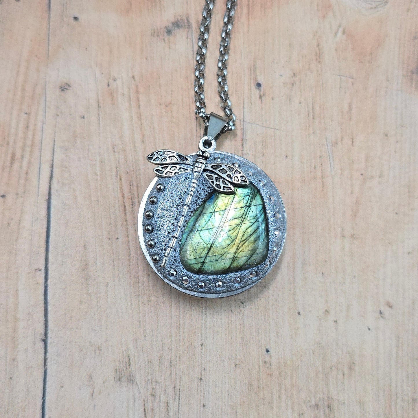 Dvipusis pakabukas su labradoritu ir laumžirgiu