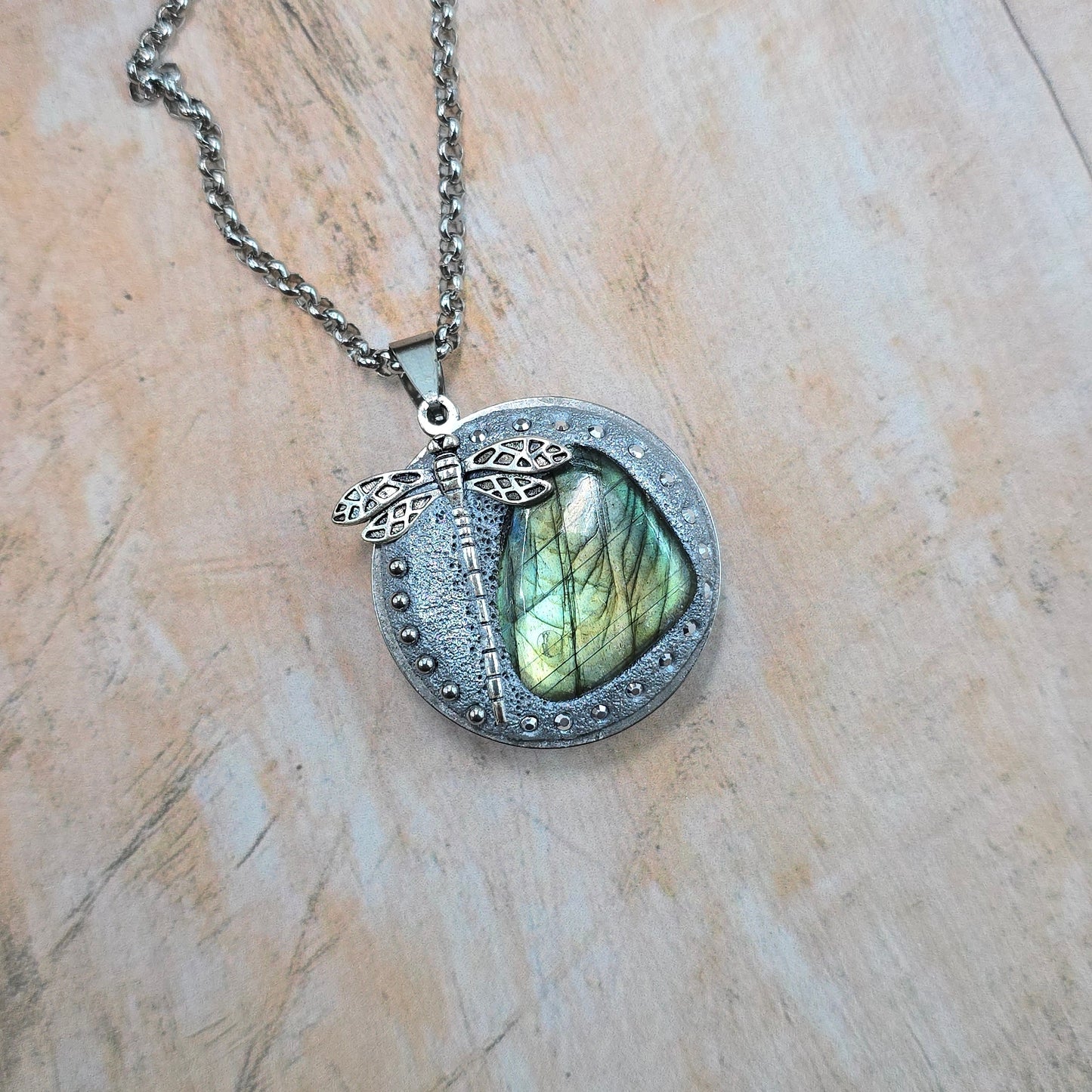 Dvipusis pakabukas su labradoritu ir laumžirgiu