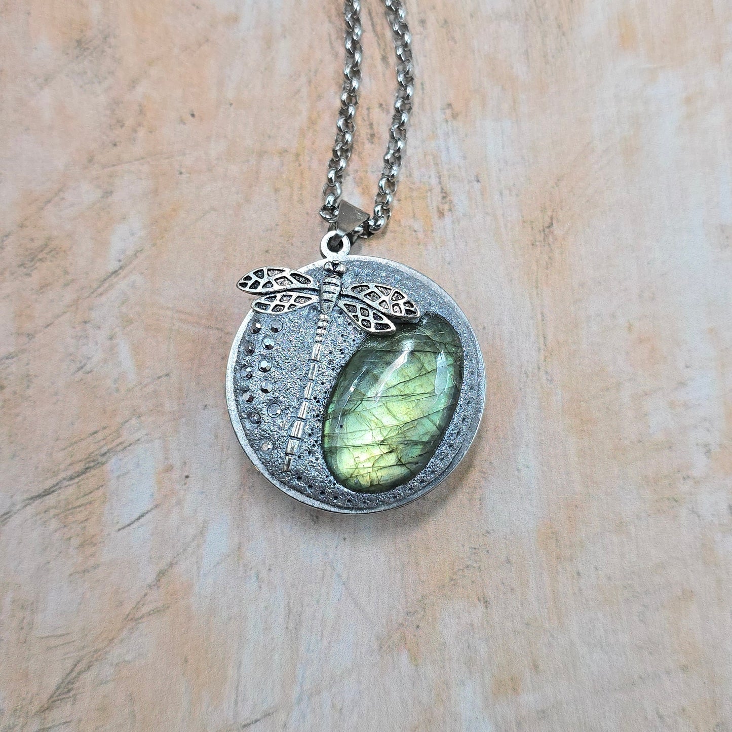 Dvipusis pakabukas su labradoritu ir laumžirgiu