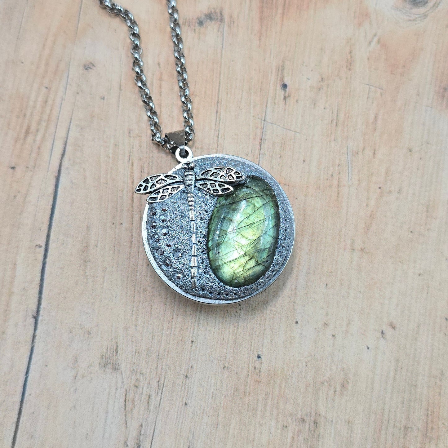 Dvipusis pakabukas su labradoritu ir laumžirgiu