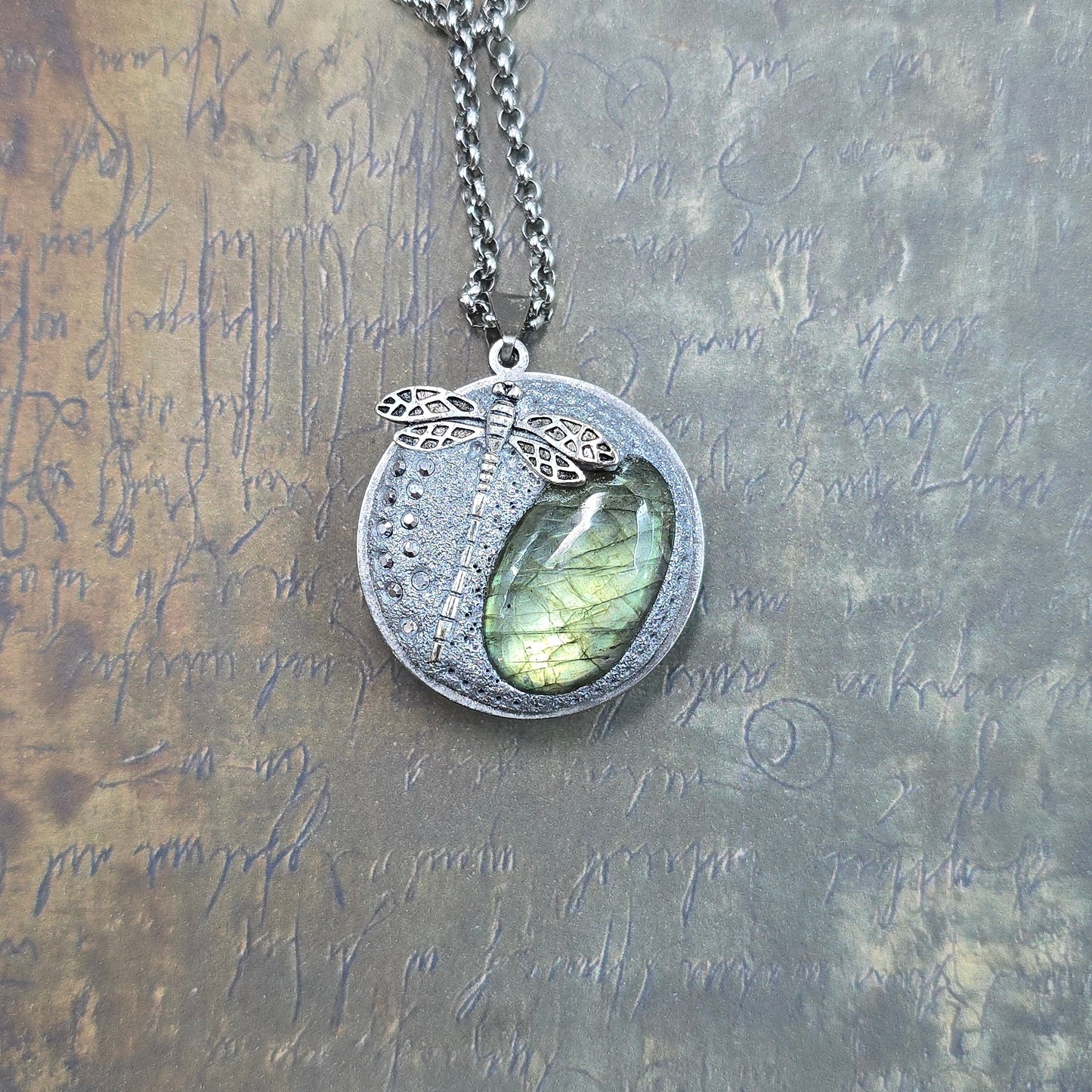 Dvipusis pakabukas su labradoritu ir laumžirgiu