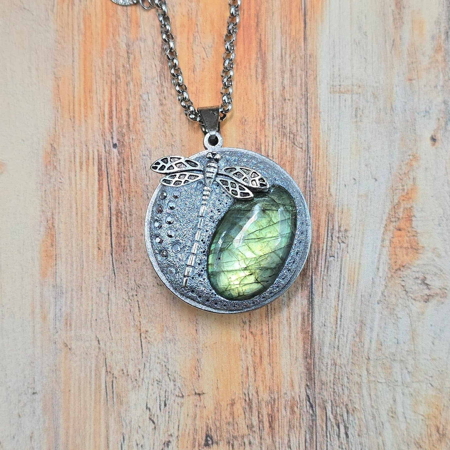 Dvipusis pakabukas su labradoritu ir laumžirgiu