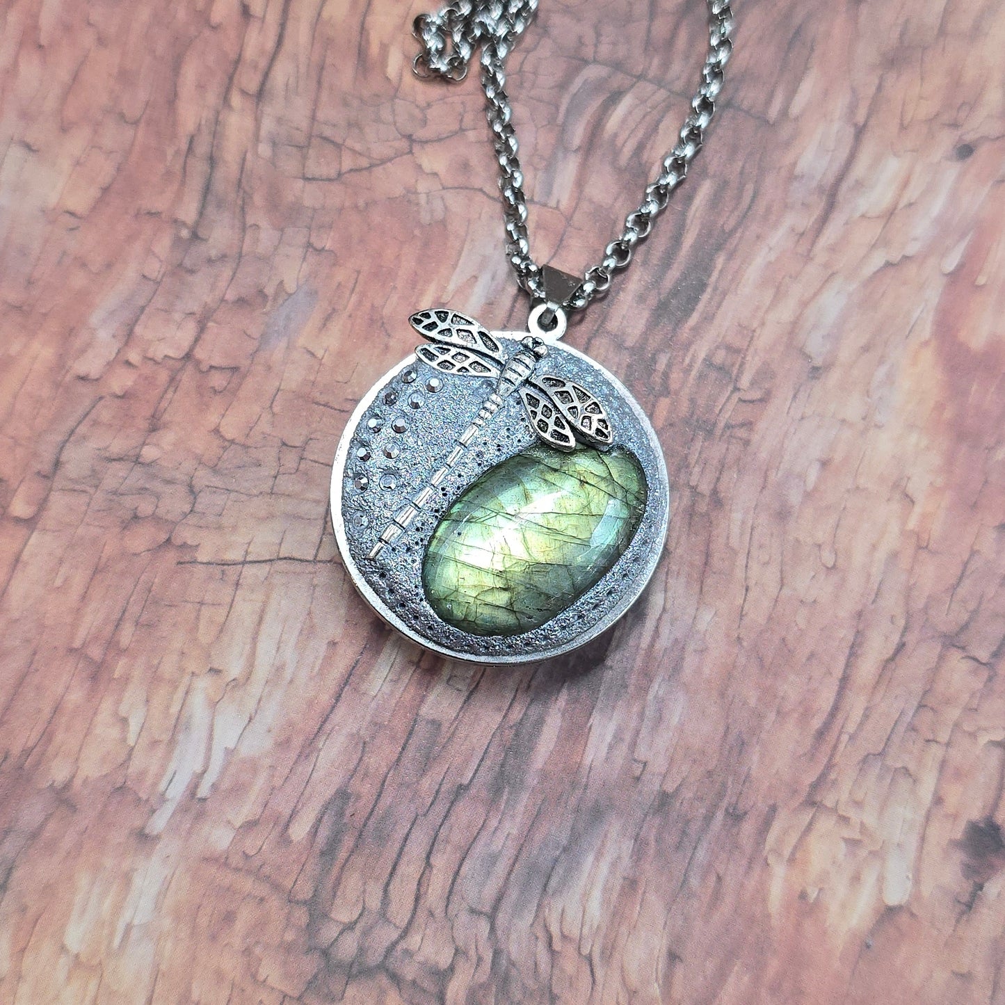 Dvipusis pakabukas su labradoritu ir laumžirgiu