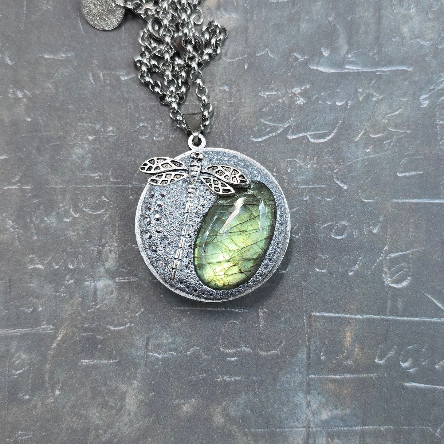 Dvipusis pakabukas su labradoritu ir laumžirgiu