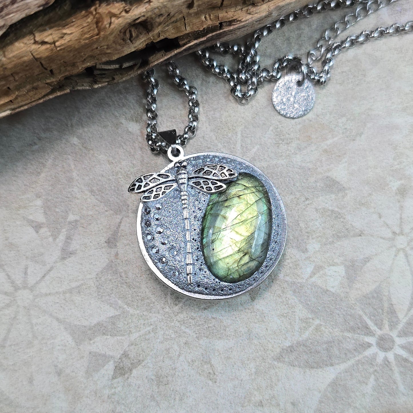 Dvipusis pakabukas su labradoritu ir laumžirgiu