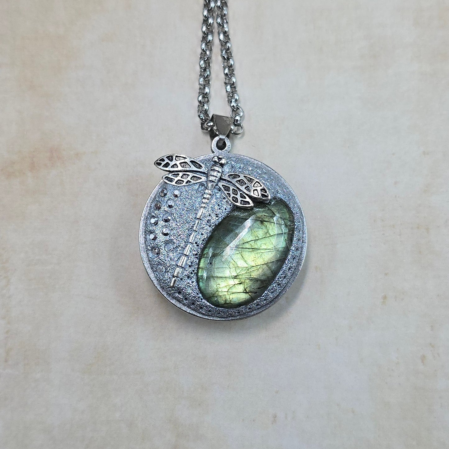 Dvipusis pakabukas su labradoritu ir laumžirgiu