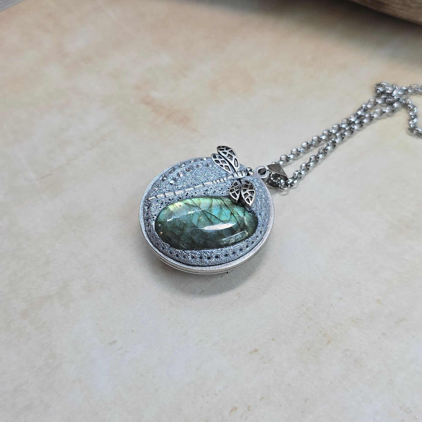 Dvipusis pakabukas su labradoritu ir laumžirgiu