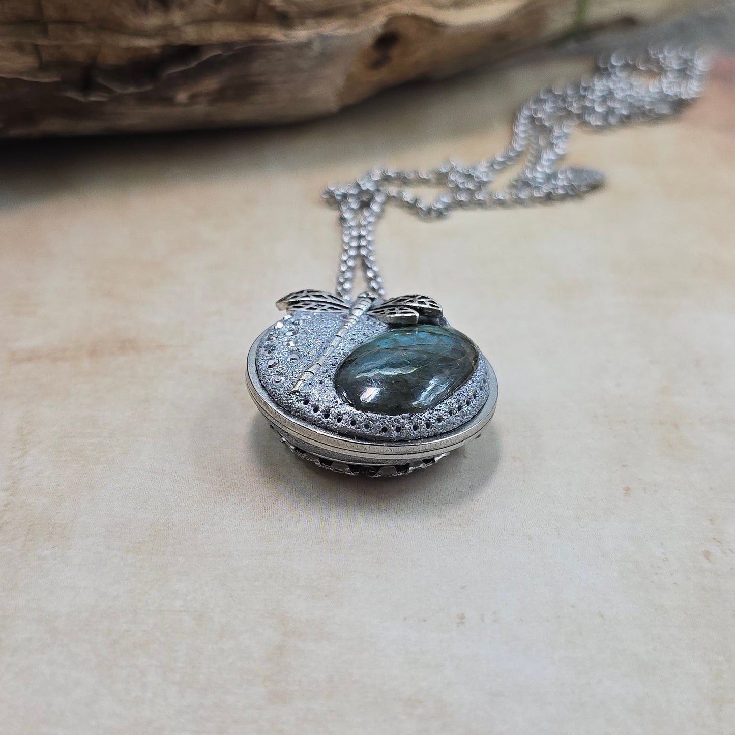 Dvipusis pakabukas su labradoritu ir laumžirgiu