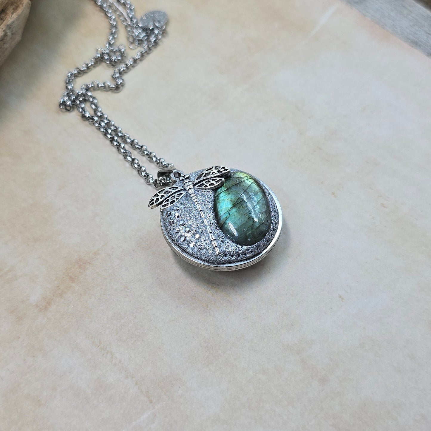 Dvipusis pakabukas su labradoritu ir laumžirgiu