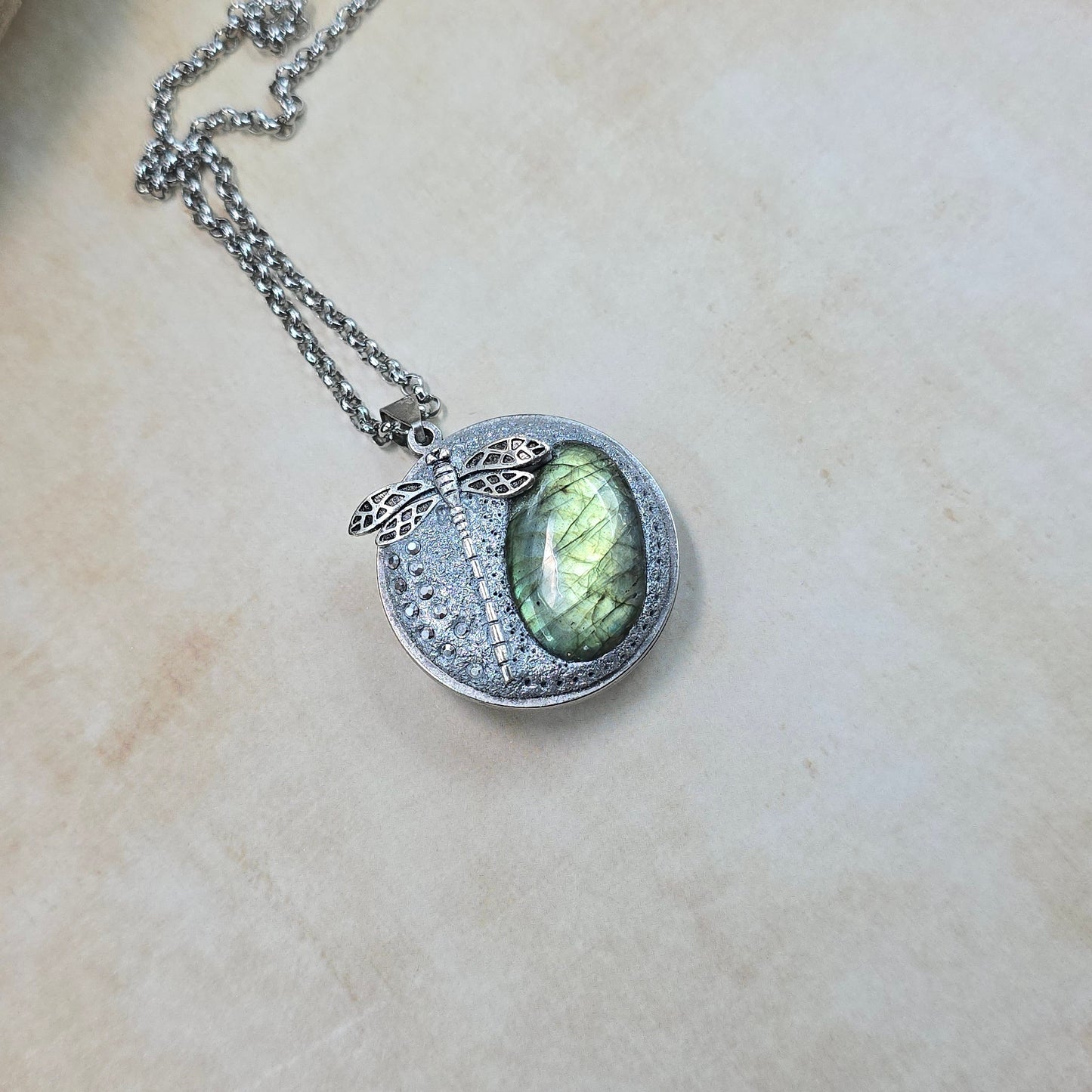 Dvipusis pakabukas su labradoritu ir laumžirgiu