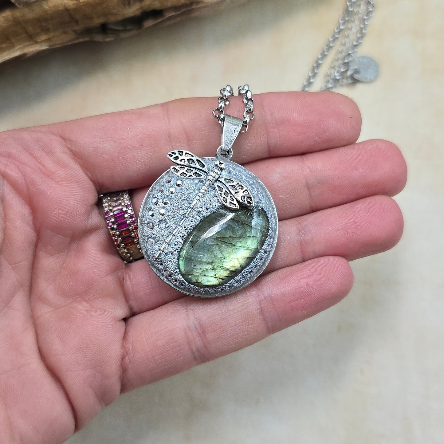 Dvipusis pakabukas su labradoritu ir laumžirgiu