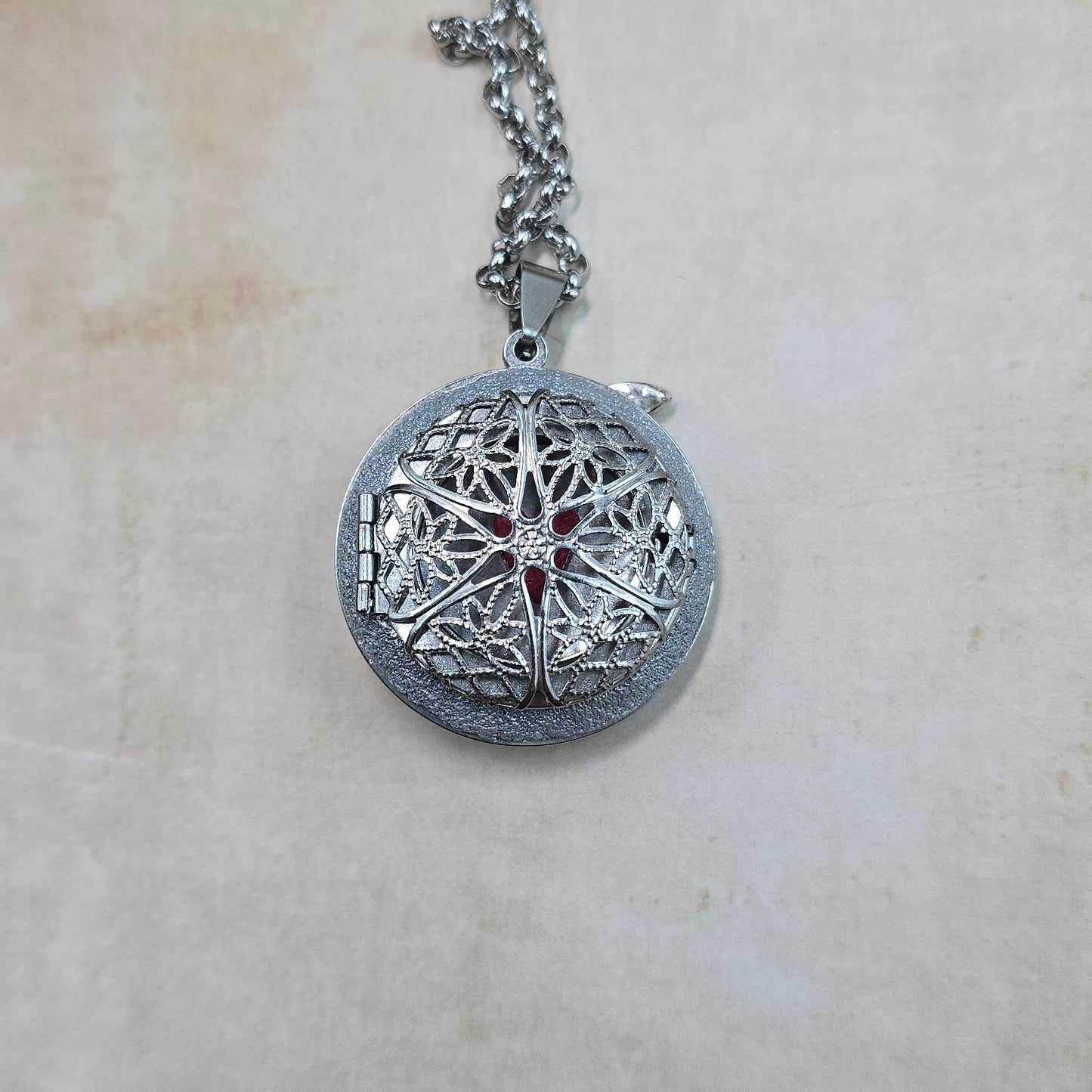 Dvipusis pakabukas su labradoritu ir laumžirgiu