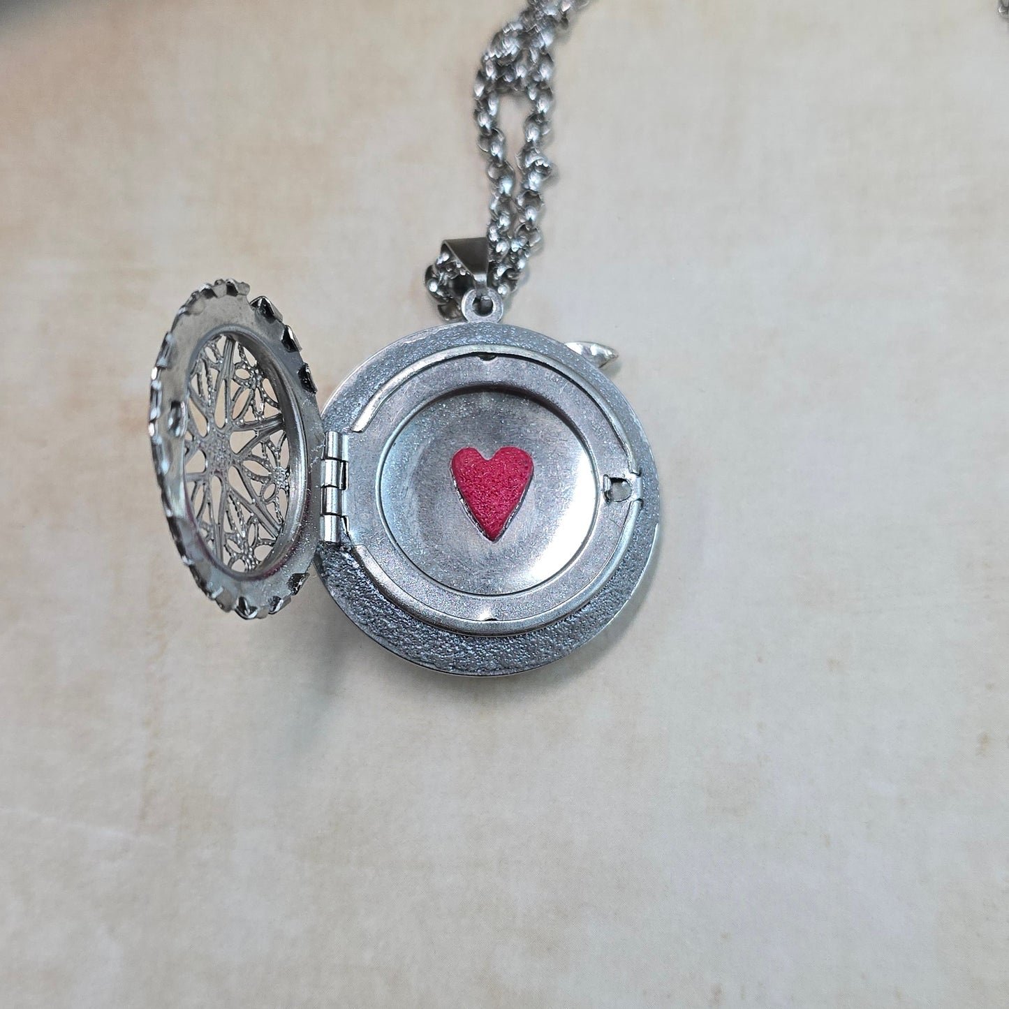 Dvipusis pakabukas su labradoritu ir laumžirgiu