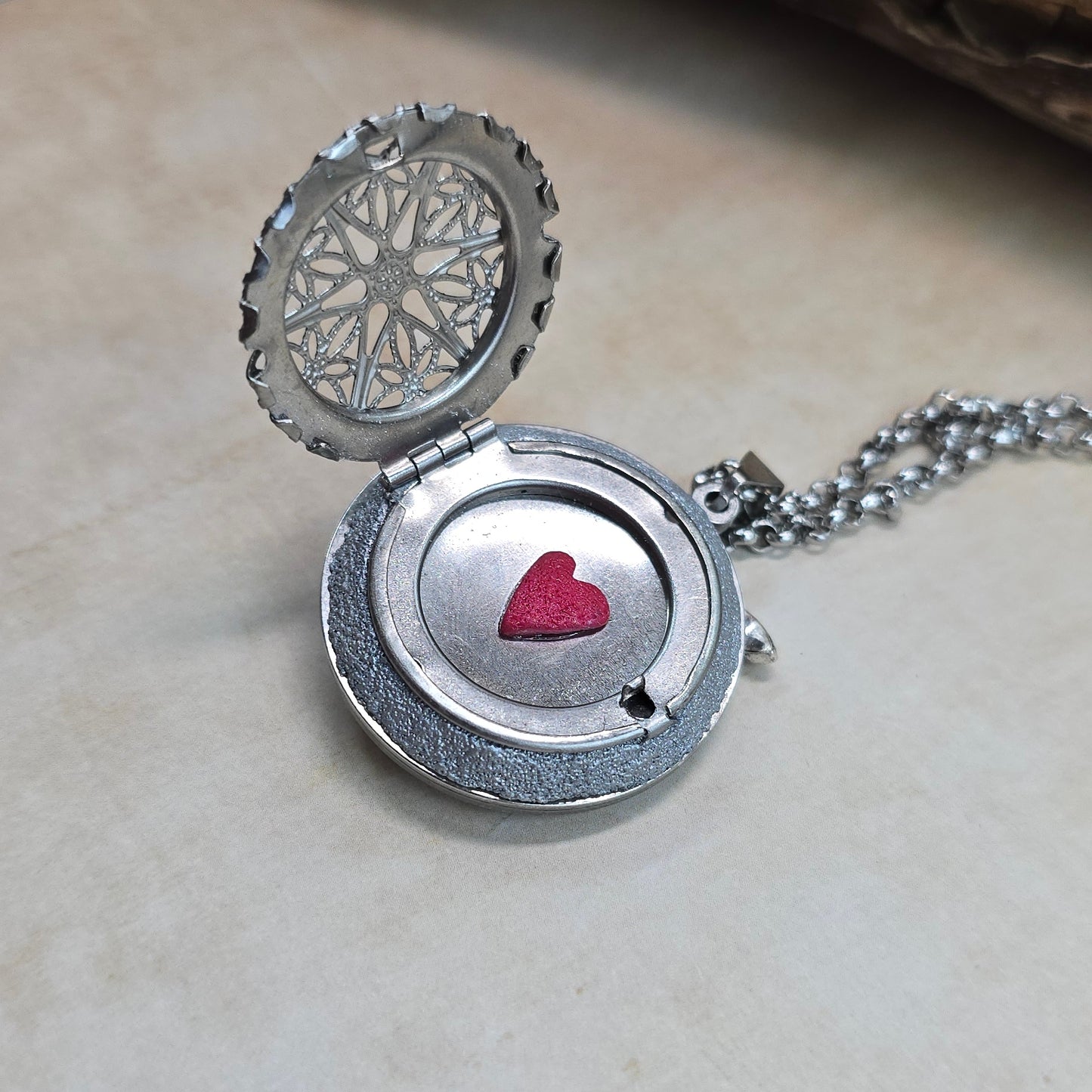 Dvipusis pakabukas su labradoritu ir laumžirgiu