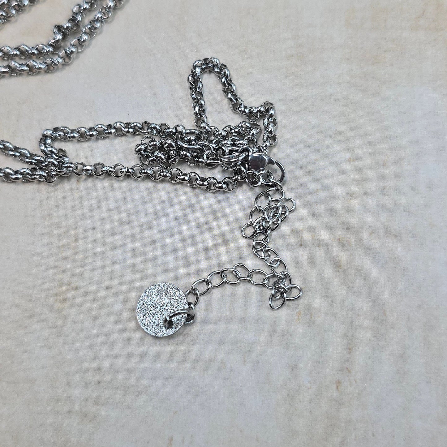 Dvipusis pakabukas su labradoritu ir laumžirgiu