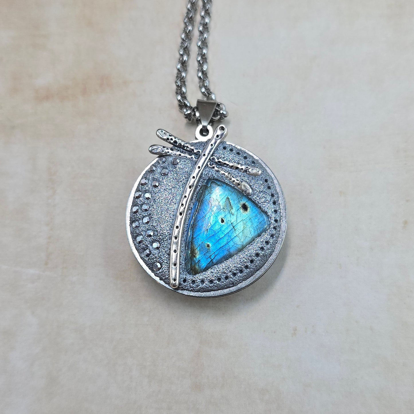 Dvipusis pakabukas su labradoritu ir laumžirgiu