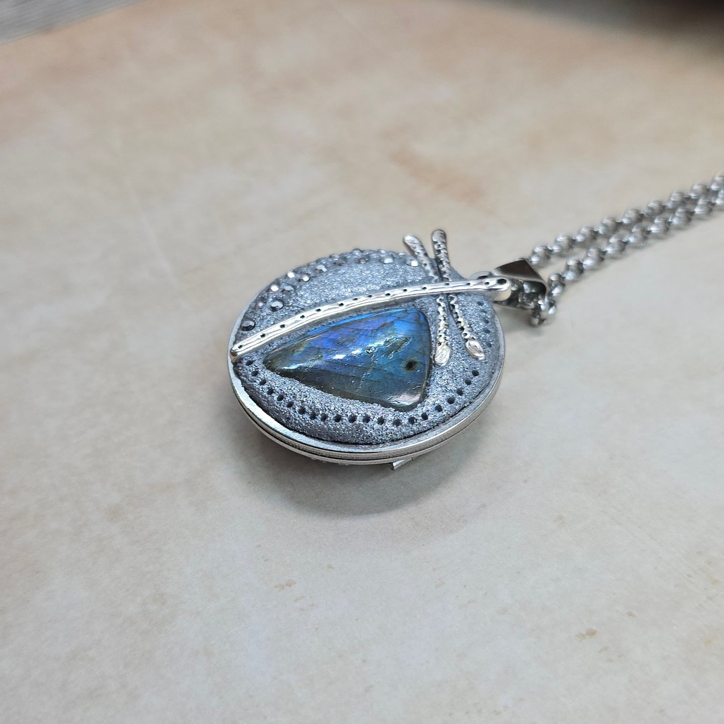 Dvipusis pakabukas su labradoritu ir laumžirgiu