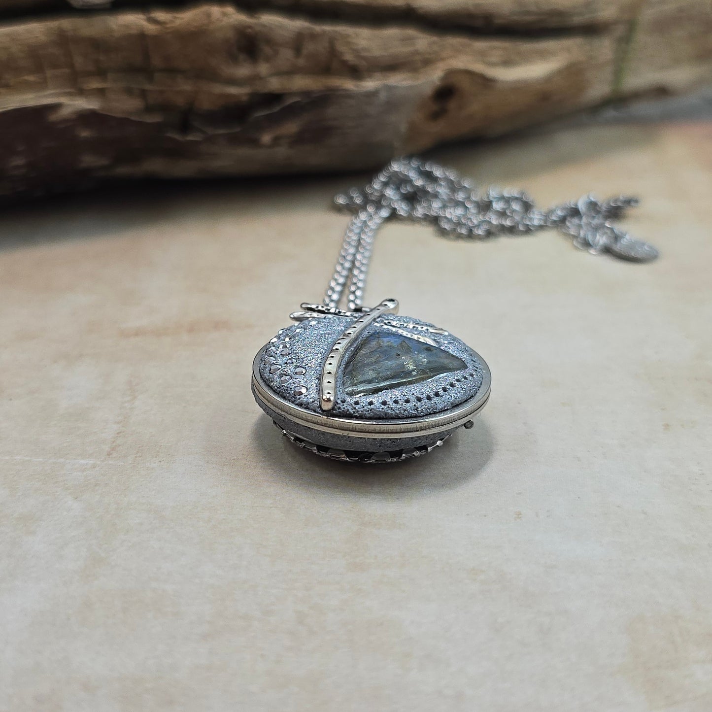 Dvipusis pakabukas su labradoritu ir laumžirgiu