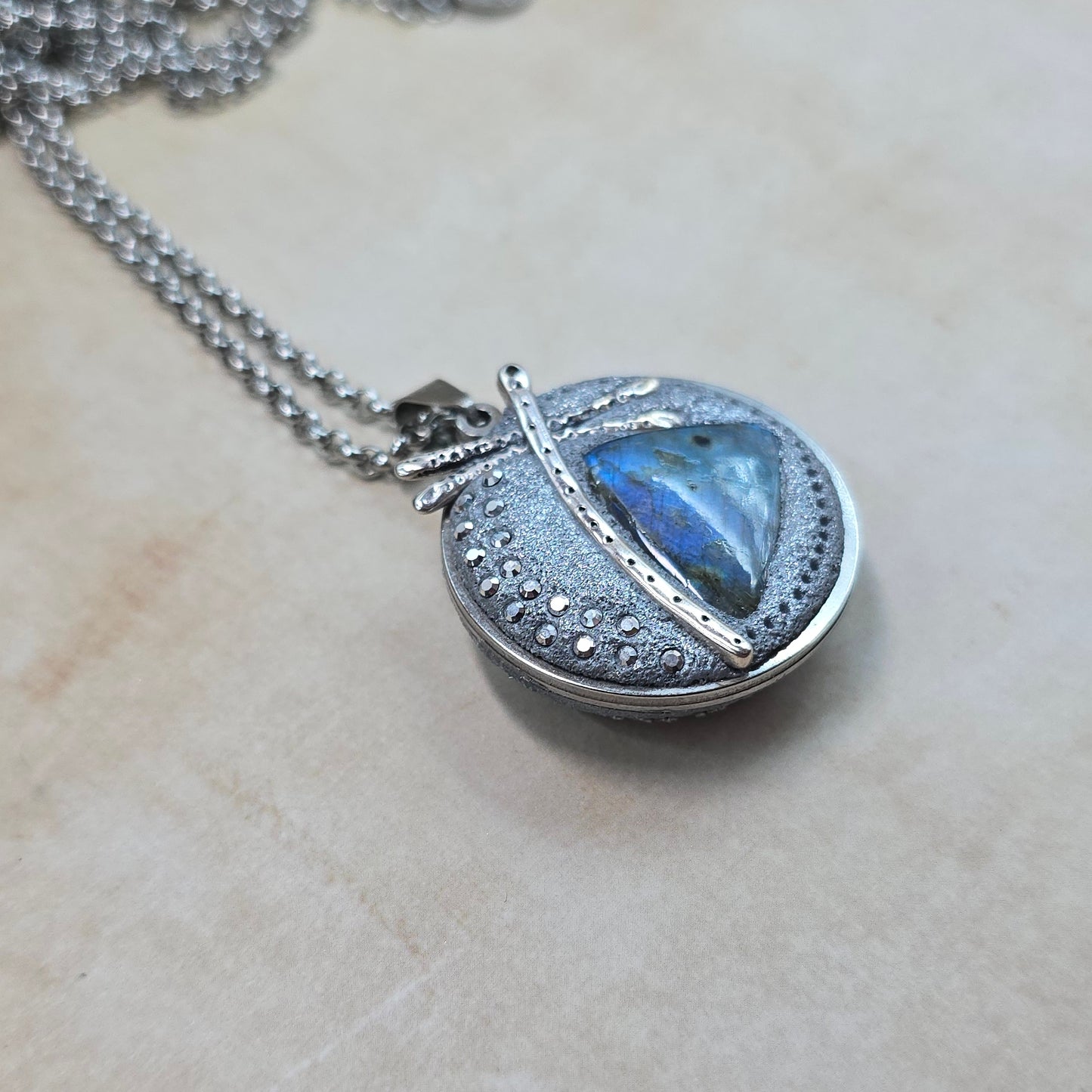 Dvipusis pakabukas su labradoritu ir laumžirgiu