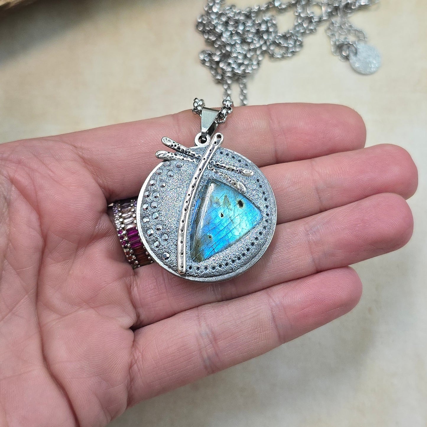 Dvipusis pakabukas su labradoritu ir laumžirgiu