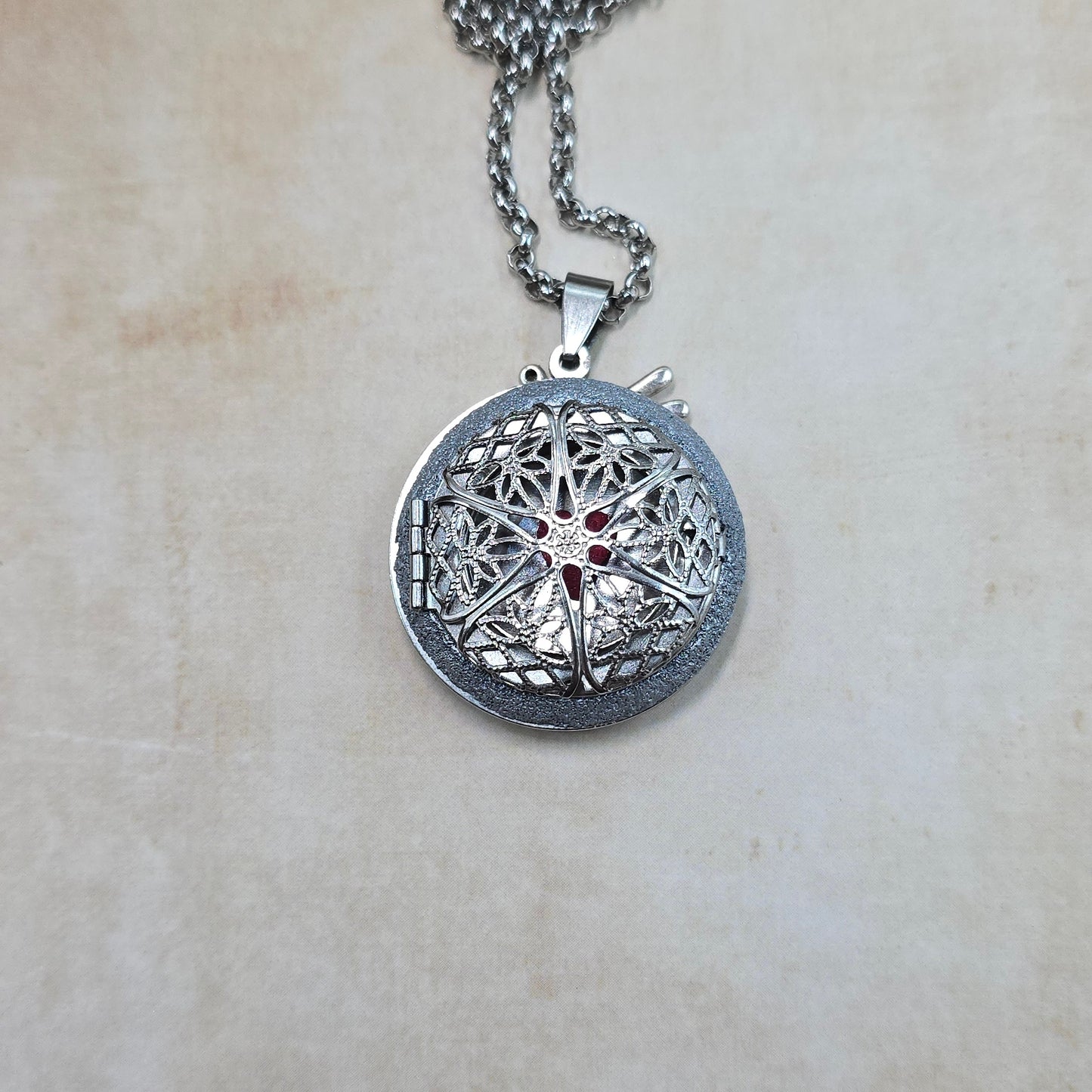 Dvipusis pakabukas su labradoritu ir laumžirgiu