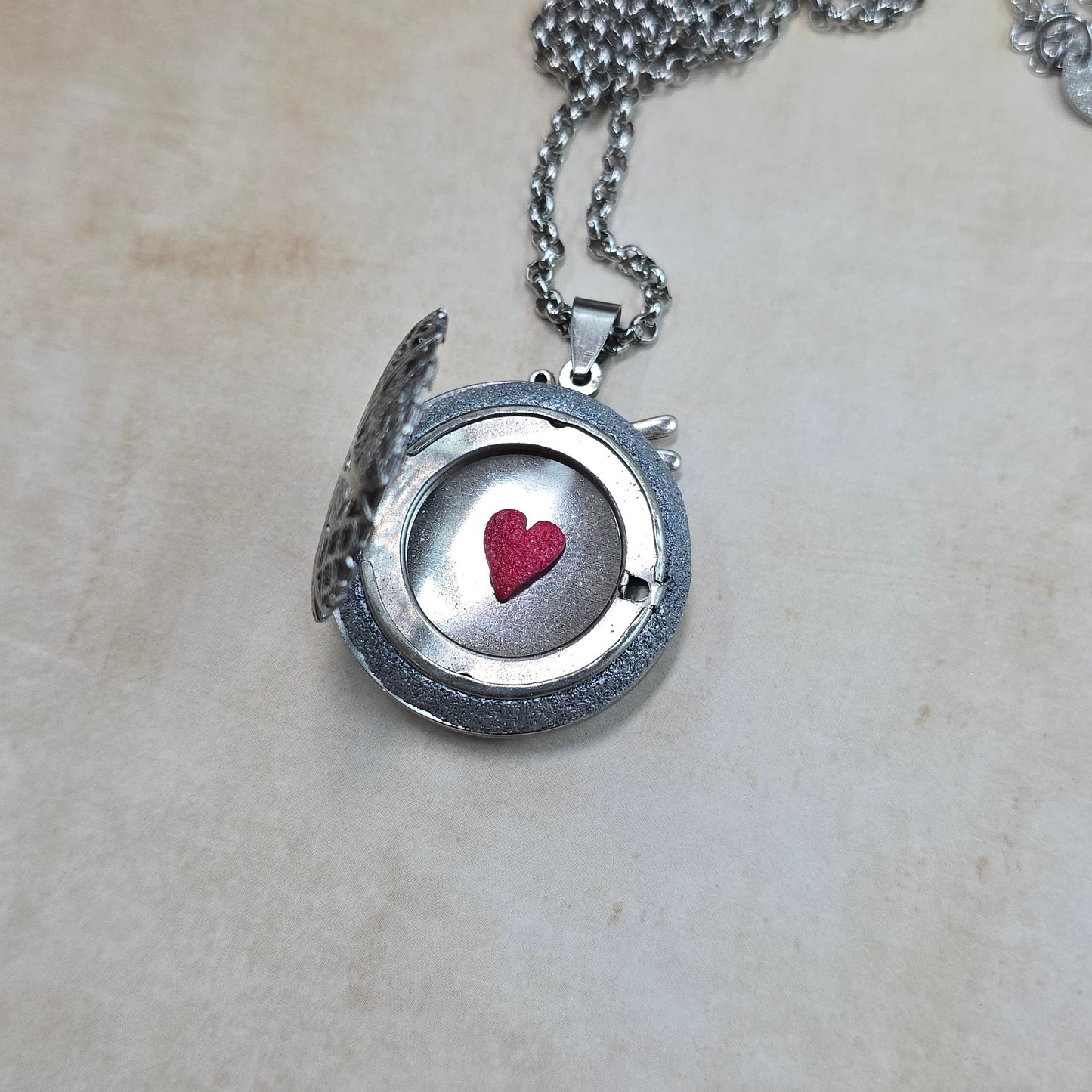 Dvipusis pakabukas su labradoritu ir laumžirgiu