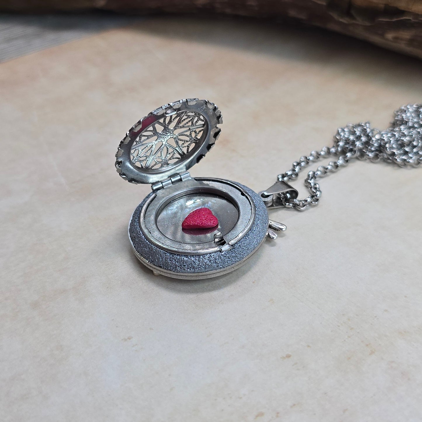 Dvipusis pakabukas su labradoritu ir laumžirgiu